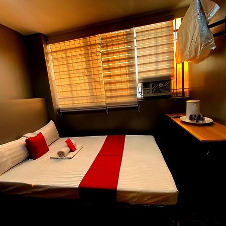 Oyo 104 Manila Venetian Hotel Екстер'єр фото