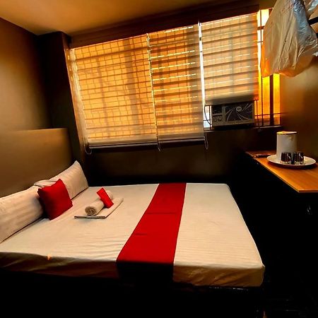 Oyo 104 Manila Venetian Hotel Екстер'єр фото