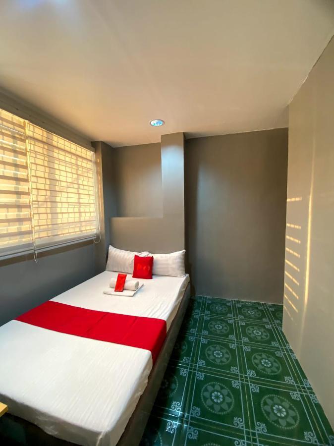 Oyo 104 Manila Venetian Hotel Екстер'єр фото