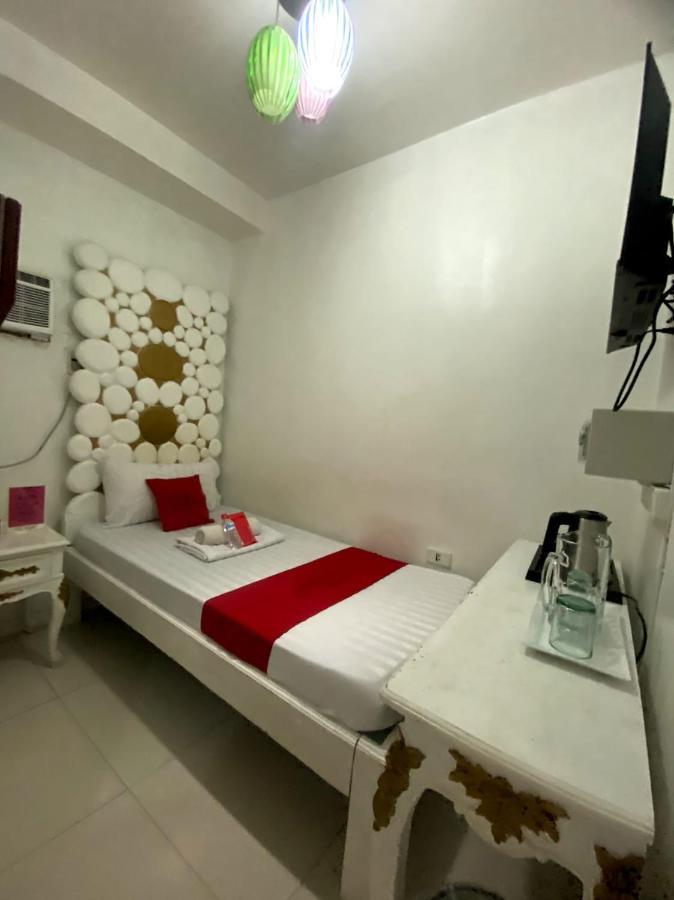 Oyo 104 Manila Venetian Hotel Екстер'єр фото