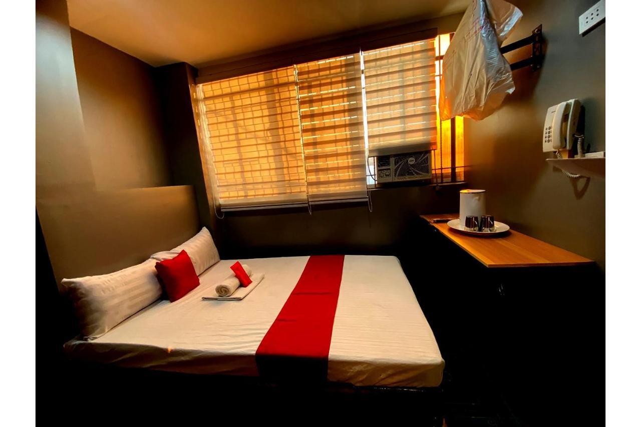 Oyo 104 Manila Venetian Hotel Екстер'єр фото