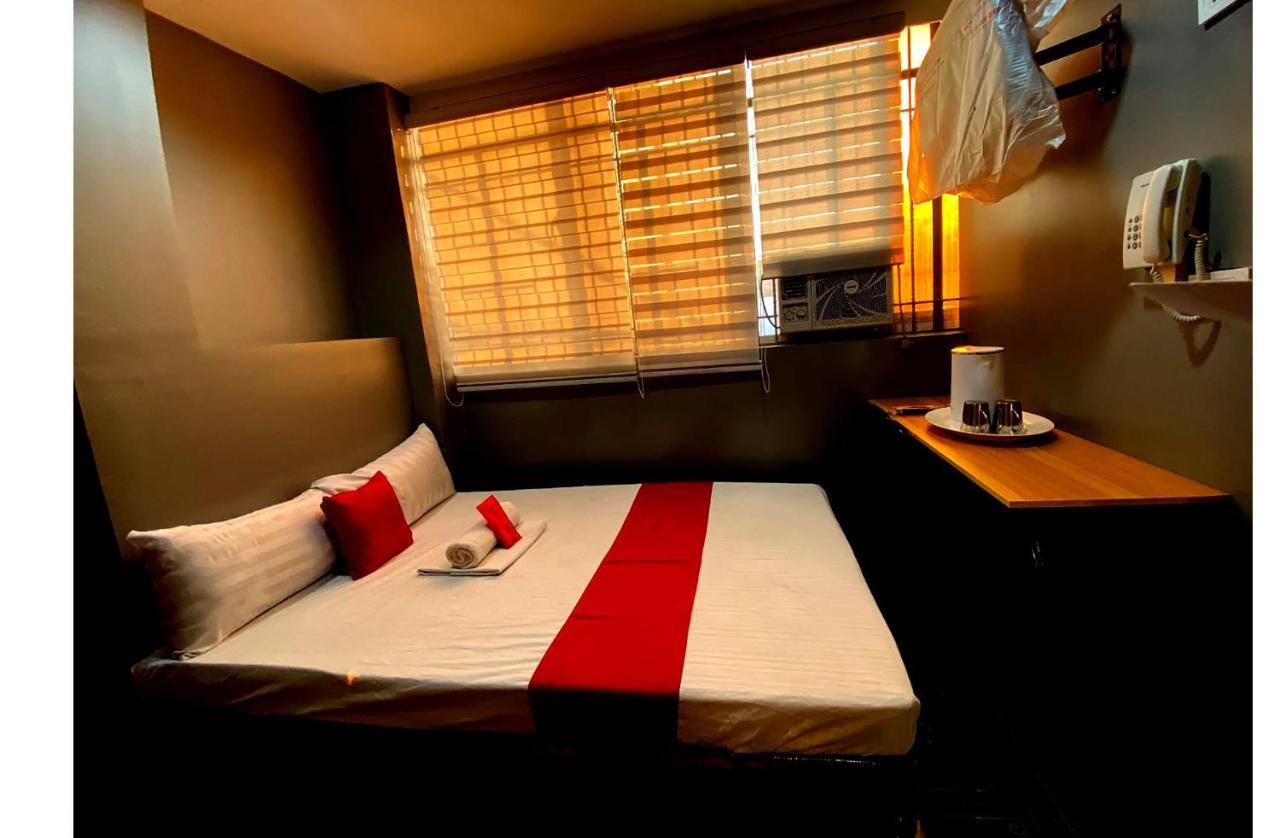 Oyo 104 Manila Venetian Hotel Екстер'єр фото