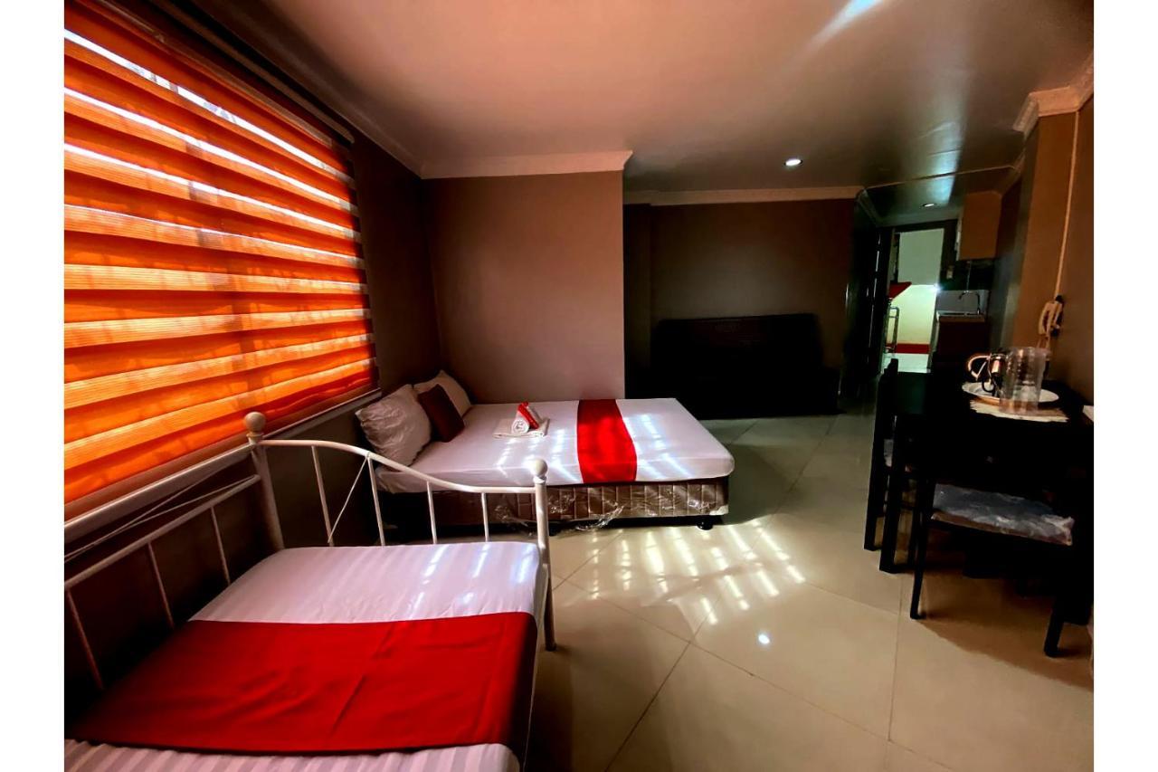 Oyo 104 Manila Venetian Hotel Екстер'єр фото