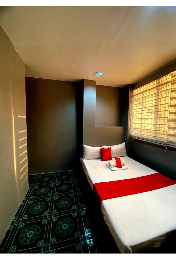 Oyo 104 Manila Venetian Hotel Екстер'єр фото